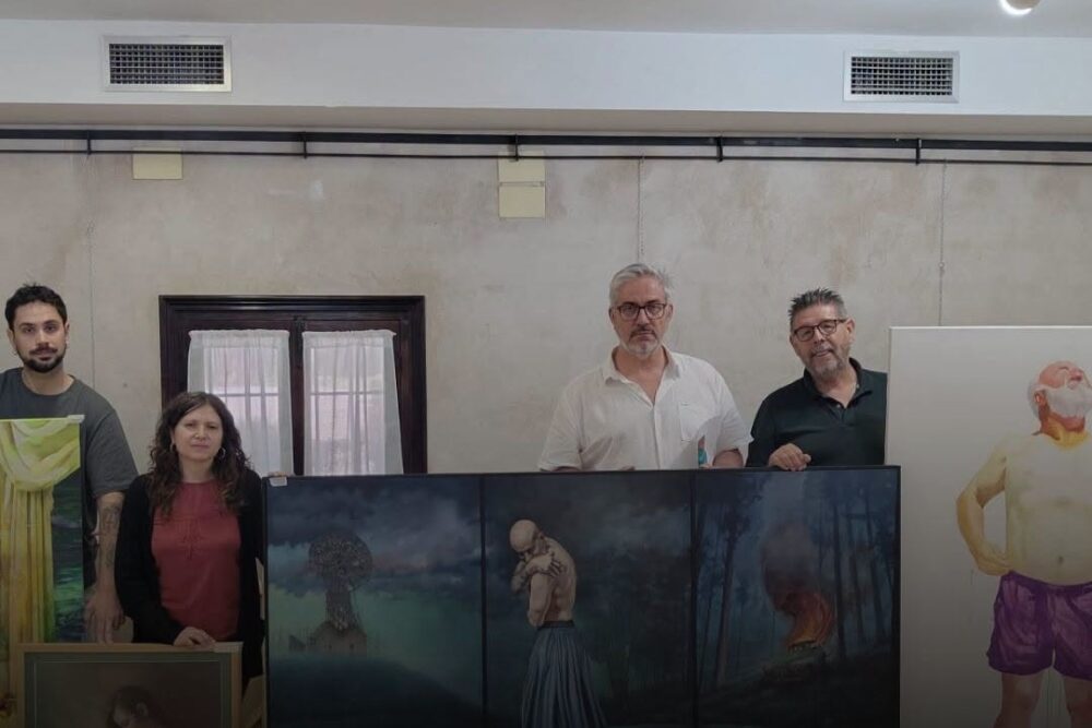 Premiados y organizadores del 43º Certamen Nacional de Pintura Jesús Madero junto a obras ganadoras en la Sala Agustín Úbeda de Herencia
