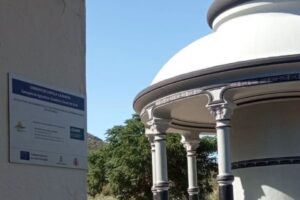 La Copa, antiguo depósito de agua del paraje de La Pedriza en Herencia, tras su restauración, junto al cartel de la ayuda LEADER