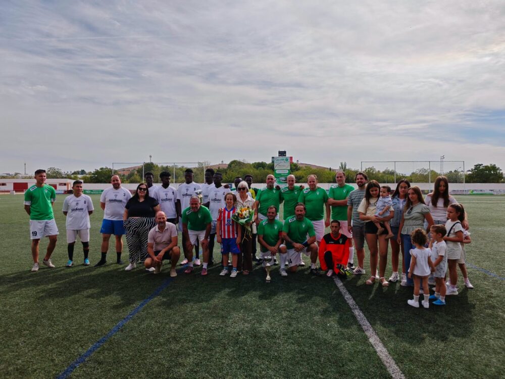 Foto de grupo del Memorial Jesús Peño 2026 en el Campo Municipal de Herencia