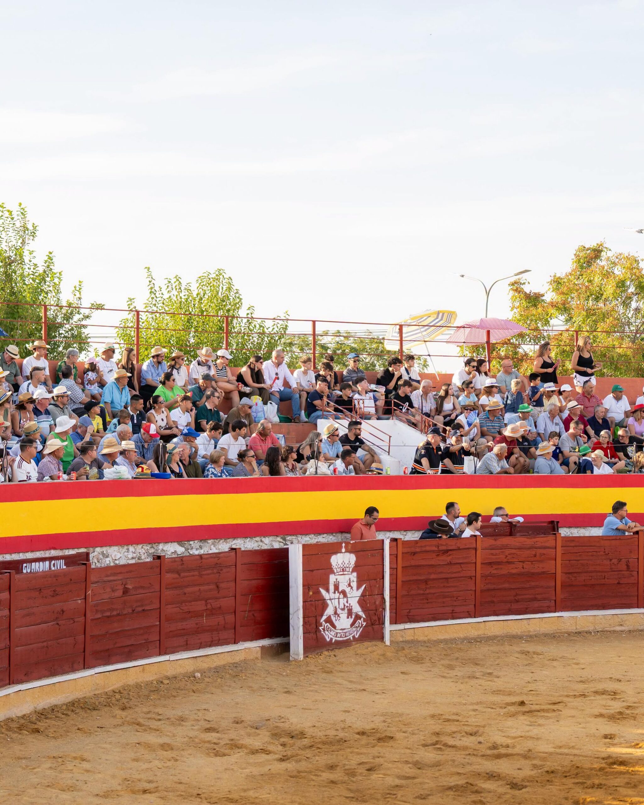 Tendidos de la plaza de toros de Herencia durante el festival de la Feria 2026