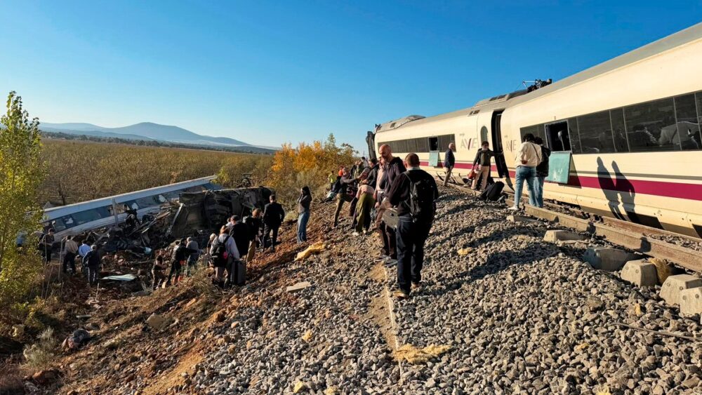 Pasajeros junto a las vías tras el choque entre un AVE de Renfe y un tren de Iryo en Urda (Toledo)