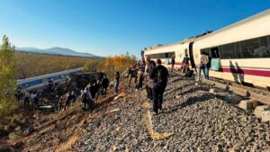 Pasajeros junto a las vías tras el choque entre un AVE de Renfe y un tren de Iryo en Urda (Toledo)
