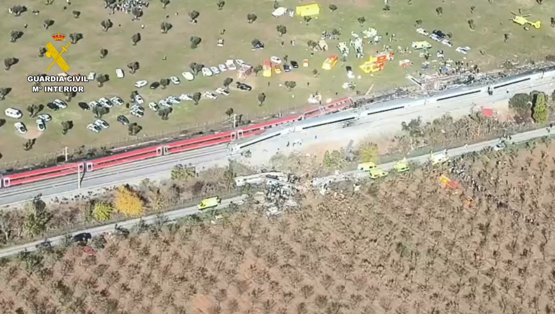 Vista aérea de los dos trenes accidentados en Urda y el despliegue de emergencias