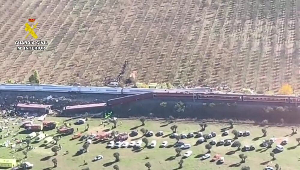 Vista lateral aérea de los trenes y vehículos de emergencia en Urda