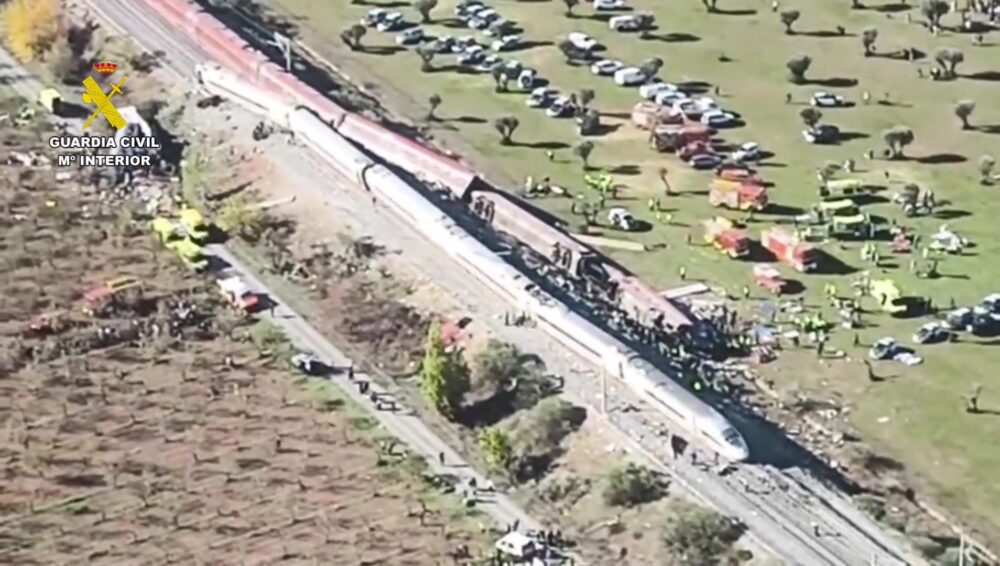 Vista aérea de la vía y los trenes accidentados en Urda